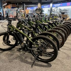 Im Geschäft stehen Mountainbike E-Fully Modelle der Marke Scott für Kinder in verschiedenen Größen zum Verleih
