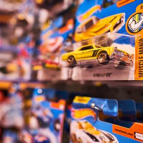 Nahaufnahme verschiedener Matchbox Autos Spielwaren für Kinder im Geschäft