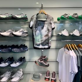 Im On Shop hängen spezielle premium Laufbekleidung der Marke On wie Shirts, Westen, Tops, Laufhosen