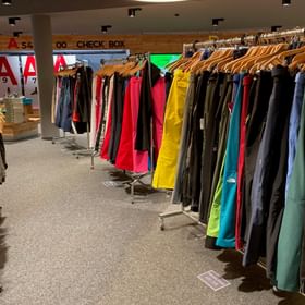 Marken Skihosen für Damen und Herren zu Schnäppchenpreisen gibt's im Outlet Check In direkt an der Seilbahnstation Serfaus