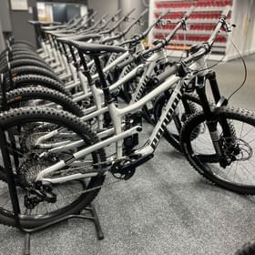 Im Geschäft stehen Enduro Mountainbike der Marke Propain für Kinder in verschiedenen Größen zum Verleih