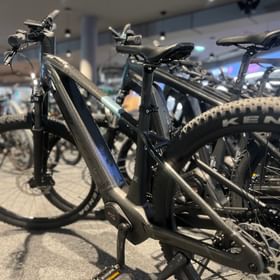 Im Geschäft stehen Mountainbike E-Hardtail Modelle der Marke Scott für Herren und Damen in verschiedenen Größen zum Verleih