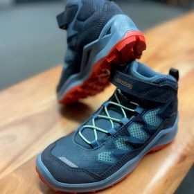 Im Check In Bikecenter sind auch Kinderwanderschuhe der Marke Lowa für Jungen und Mädchen im Verleih erhältlich