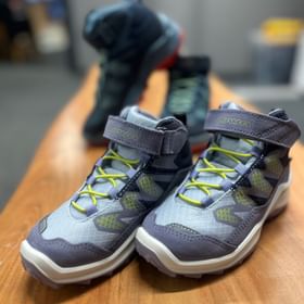Im Check In Bikecenter sind auch Kinderwanderschuhe der Marke Lowa für Jungen und Mädchen im Verleih erhältlich