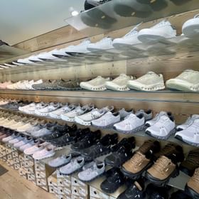 verschiedenen On Schuhe in grau. blau, schwarz und weiss
