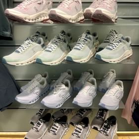 On Schuh Modelle in weiss petrol und lila