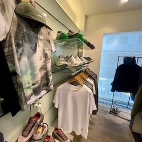 Im On Shop hängen spezielle premium Laufbekleidung der Marke On wie Shirts, Westen, Tops, Laufhosen