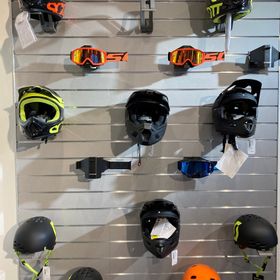 Im Fahrradgeschäft gibt es neben Fahrradbekleidung auch Accessoires und Schutzausrüstung wie diese verschiedenen Helme und Fully Helme sowie spezielle Bike Googles und Schutzbrillen der Marke Scott
