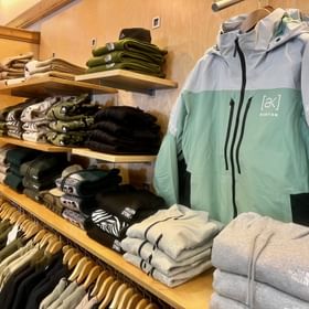 Innenansicht vom Peep Shop mit einer großen Auswahl an Bekleidung von Burton AK