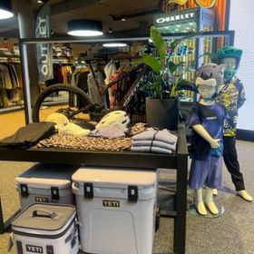 Eine große Auswahl an funktionaler Bekleidung und vielen anderen Accessoires zum Radfahren, yeti-Produkte dekoriert im Check In Bikecenter Serfaus
