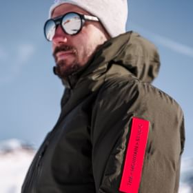 Ein Mann trägt eine Skijacke in den Bergen von the Mountain Studio