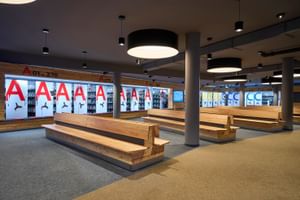 Ski sicher aufbewahren im Depot direkt an der Talstation Komperdell und Alpkopf Serfaus Ski und Skischuh Depot Check In in modernem Ambiente mit vielen Sitzmöglichkeiten und Komfort