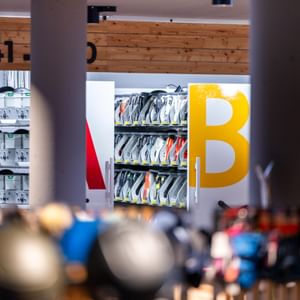 Das neue Check In jetzt auf 3.000 m² mit viel Platz und gemütlicher Atmosphäre und noch mehr top Service, Skiverleih, Ski Depot und Shop direkt an der Talstation Serfaus