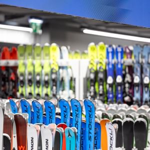Das neue Check In jetzt auf 3.000 m² mit viel Platz und gemütlicher Atmosphäre und noch mehr top Service, Skiverleih und Ski Depot direkt an der Talstation Komperdell und Alpkopf Serfaus