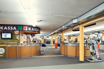 Das alte Check In mit dem Kassenbereich und Verleih im Hintergrund