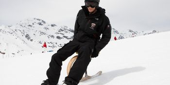 Ein Mann fährt auf einem Skifox die Piste im Skigebiet Serfaus-Fiss-Ladis runter 