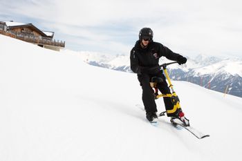 Ein Mann fährt auf einem Snowbike die Piste im Skigebiet Serfaus-Fiss-Ladis runter 