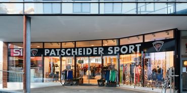 Sportgeschäft im Winter mit großer Auswahl für Skibekleidung, Skiausrüstung und Accessoires sowie im Sommer Wander- und Outdoorbekleidung und Schuhen direkt gegenüber von der U-Bahnstation Seilbahn Serfaus
