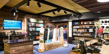 Burton Snowboards sind ausgestellt im Geschäft Take Off zum ausleihen direkt an der Mittelstation Komperdell