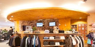 Im modernen Geschäft mit gemütlichen Kaffee Bar finden sich exklusive Skibekleidungsmarken wie Moncler, The Mountain Studio, Kjus und Sportalm