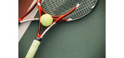 Nahaufnahme von zwei übereinanderliegenden Tennisschlägern mit Ball