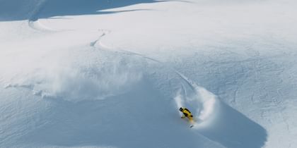 Mikkel Bang fährt in einem tiefverschneiten Hang im Powder 