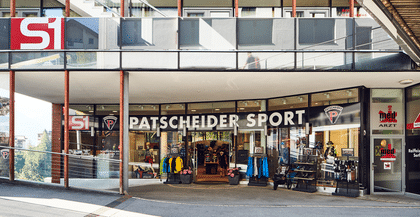 Sportgeschäft im Winter mit großer Auswahl für Skibekleidung, Skiausrüstung und Accessoires sowie im Sommer Wander- und Outdoorbekleidung und Schuhen direkt gegenüber von der U-Bahnstation Seilbahn Serfaus