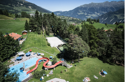 Luftaufnahme der Funzone Serfaus mit dem Schwimmbad, Volleyballplatz, Tennisplatz und X-Trees