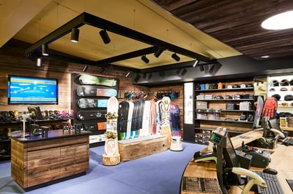 Burton Snowboards sind ausgestellt im Geschäft Take Off zum ausleihen direkt an der Mittelstation Komperdell