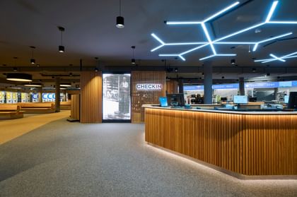 Der neue Kassenbereich im neuen Check In in modernem Holzambiente neben dem Skidepot und Skiverleih