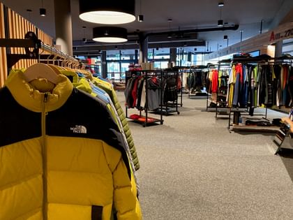 Marken Skijacken für Herren hängen im Check In Outlet Geschäft in Serfaus