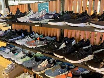 On Schuhe für Herren und Damen zu Schnäppchenpreisen gibt's im Outlet Check In direkt an der Seilbahnstation Serfaus