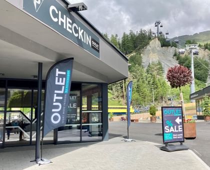 Das Check In ist diesen Sommer ein großes Outlet direkt an der Seilbahnstation Serfaus