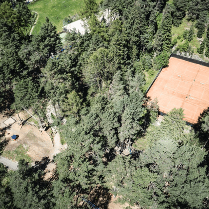 Luftaufnahme der Funzone Serfaus mit dem Tennisplatz, Trampolin, Volleyballfeld, Schwimmbad und X-Trees