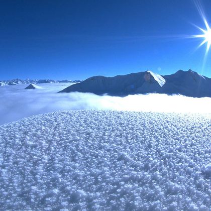 Wolkenmeer vor den Gipfeln bei strahlendem Sonnenschein im Skigebiet Serfaus-Fiss-Ladis
