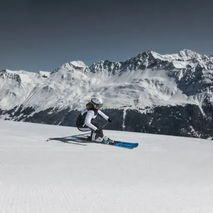 Skifahren in Serfaus: Wintersportaktivität in alpiner Landschaft.