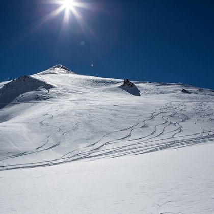Sonnenschein mit winterlichen Bergpanorama mit tief verschneiten Berghängen und Gipfeln im Skigebiet Serfaus-Fiss-Ladis 