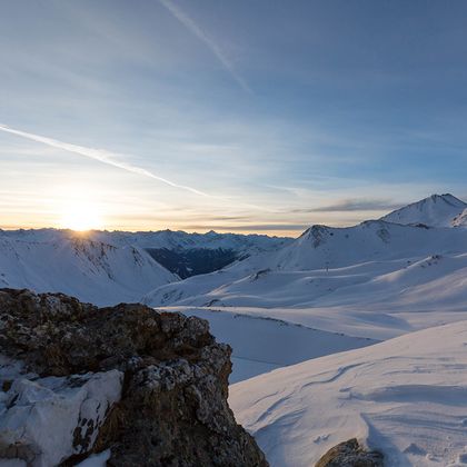 Sonnenaufgang mit winterlichen Bergpanorama mit tief verschneiten Berghängen und Gipfeln im Skigebiet Serfaus-Fiss-Ladis 