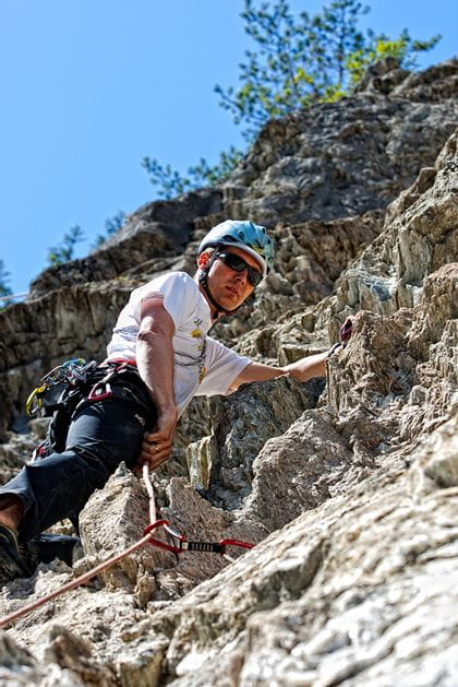 Ein Mann klettert im Klettergarten Rappenwand