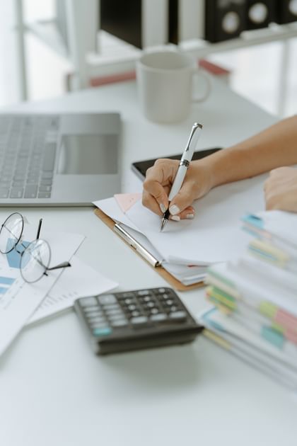 Eine Buchhalterin sitzt an einem Schreibtisch und arbeitet