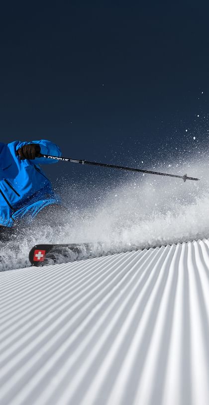 Miete deinen Lieblingsski bei Patscheider Sport  Ein Skifahrer carved mit einem Ski der Marke Stöckli auf einer frisch präparierten Skipiste.