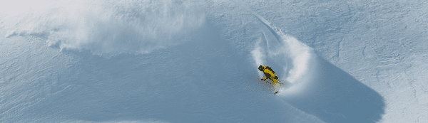 Mikkel Bang fährt in einem tiefverschneiten Hang im Powder 